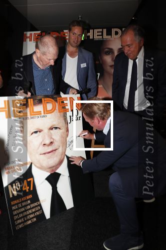 Amsterdam 29 mei 2019
10 jaar magazine Helden geporesnteerd bij Gassan Diamonds.
Frits en Barbara Barend praten met inge de Bruijn Ronald Koeman en Giovanni Bronkhorst.