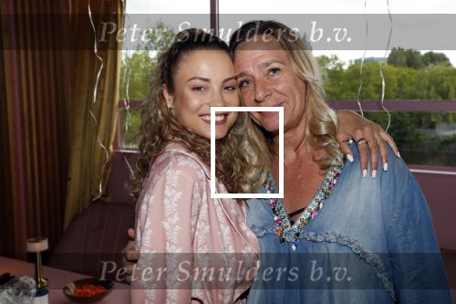 Amsterdam 28 mei 2019
Presentatie boek Rose Bertram bij mama Kelly in het Olympisch stadion. Rose met de moeder van Gregory v d Wiel
