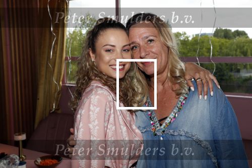 Amsterdam 28 mei 2019
Presentatie boek Rose Bertram bij mama Kelly in het Olympisch stadion. Rose met de moeder van Gregory v d Wiel