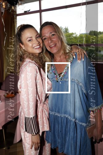 Amsterdam 28 mei 2019
Presentatie boek Rose Bertram bij mama Kelly in het Olympisch stadion. Rose met de moeder van Gregory v d Wiel
