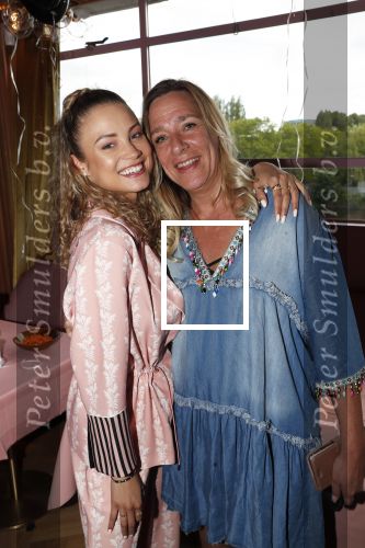 Amsterdam 28 mei 2019
Presentatie boek Rose Bertram bij mama Kelly in het Olympisch stadion. Rose met de moeder van Gregory v d Wiel