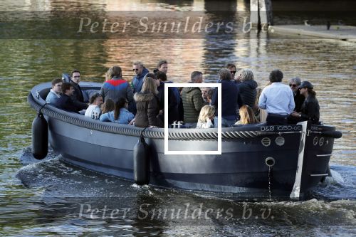 Amsterdam 9 mei 2019
Surpisefeestje voor Ruud de Wild georganiseerd door zijn ex vrouw Aafke.
Olcay Gulsen is eer natuurlijk bij. ze gingen varen met boot op grachten Amsterdam.