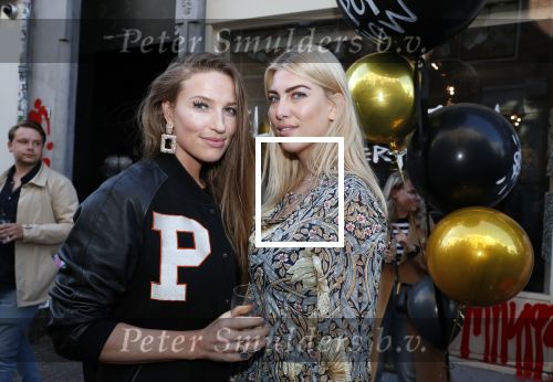 Amsterdam 9 mei 2019
Opening expositie Selwyn Senatori. vrouw Selwyn met een vriendin