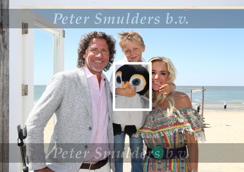 Castricum aan Zee, 15 Mei 2019 Uitreiking boek Sonja Bakker
Sonja Bakker met Barry van Suijdam en Bram