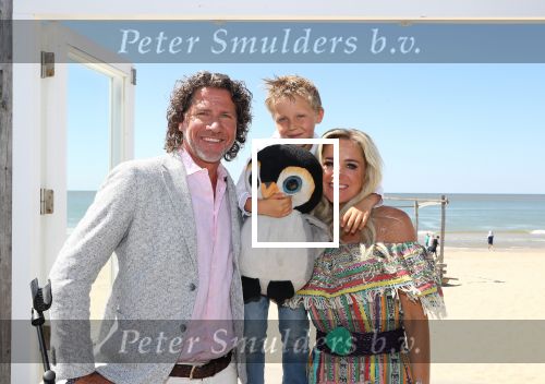 Castricum aan Zee, 15 Mei 2019 Uitreiking boek Sonja Bakker
Sonja Bakker met Barry van Suijdam en Bram