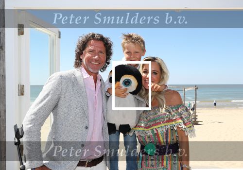 Castricum aan Zee, 15 Mei 2019 Uitreiking boek Sonja Bakker
Sonja Bakker met Barry van Suijdam en Bram