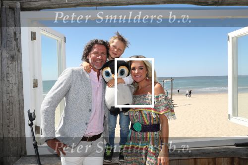 Castricum aan Zee, 15 Mei 2019 Uitreiking boek Sonja Bakker
Sonja Bakker met Barry van Suijdam en Bram