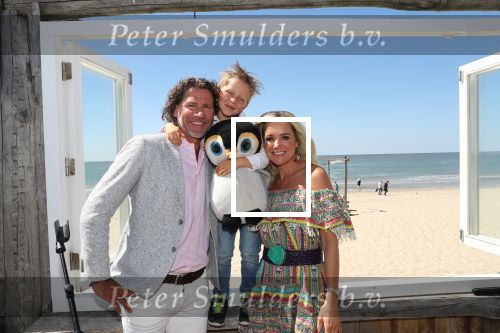 Castricum aan Zee, 15 Mei 2019 Uitreiking boek Sonja Bakker
Sonja Bakker met Barry van Suijdam en Bram