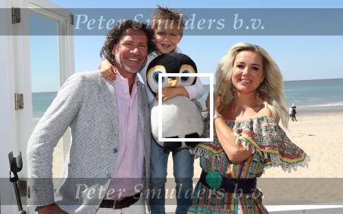 Castricum aan Zee, 15 Mei 2019 Uitreiking boek Sonja Bakker
Sonja Bakker met Barry van Suijdam en Bram