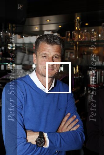 Volendam 22 mei 2019
Boekpresentatie Keje Molenaar bij dine en wine op de dijk in Volendam. Jan Smit presenteert het.
Matthijs de Ligt is er met zijn vriendin Annekee Molenaar. Wim Jonk
