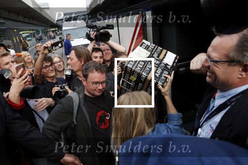 Amsterdam 19 mei 2019
Duncan laurence en zijn vriend Gerco Derksen  komen met bus aan bij westergasfabriek voor programma Jeroen Pauw.. ilse de Lange