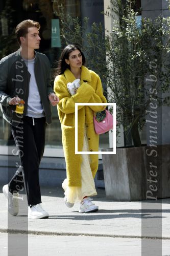Amsterdam 4 mei 2020
Anna Nooshin en Robbert Rodenburg op de pc hoofstraat