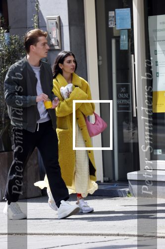 Amsterdam 4 mei 2020
Anna Nooshin en Robbert Rodenburg op de pc hoofstraat
