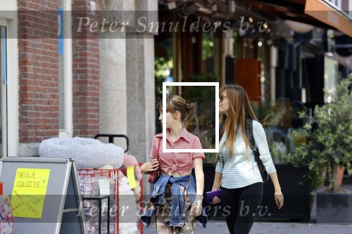 Amsterdam 28 mei 2020
Beertje v Beers samen met haar dochter aan het winkelen.
