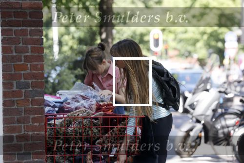 Amsterdam 28 mei 2020
Beertje v Beers samen met haar dochter aan het winkelen.