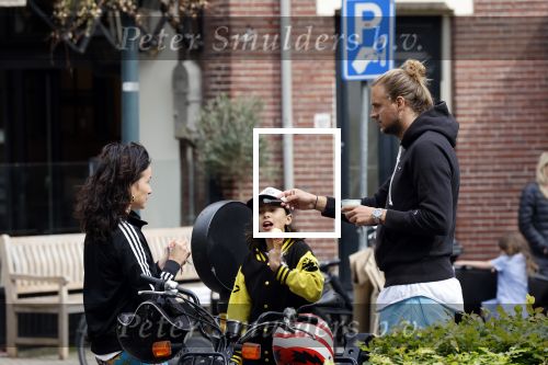 Amsterdam 18 mei 2020
Birgit Schuurman met zoontje op de motor. Ze gaan samen met haar vriend een ijsje eten