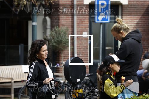 Amsterdam 18 mei 2020
Birgit Schuurman met zoontje op de motor. Ze gaan samen met haar vriend een ijsje eten