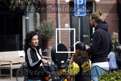 Amsterdam 18 mei 2020
Birgit Schuurman met zoontje op de motor. Ze gaan samen met haar vriend een ijsje eten