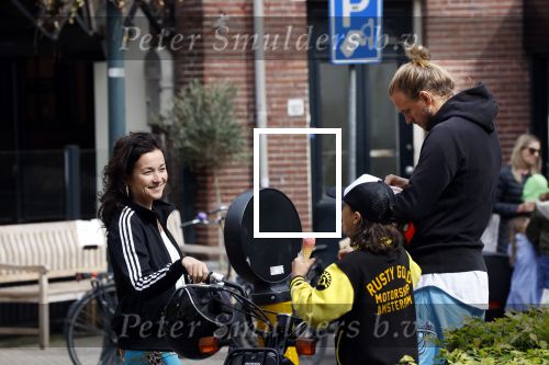 Amsterdam 18 mei 2020
Birgit Schuurman met zoontje op de motor. Ze gaan samen met haar vriend een ijsje eten