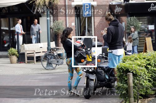 Amsterdam 18 mei 2020
Birgit Schuurman met zoontje op de motor. Ze gaan samen met haar vriend een ijsje eten