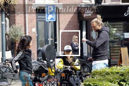 Amsterdam 18 mei 2020
Birgit Schuurman met zoontje op de motor. Ze gaan samen met haar vriend een ijsje eten
