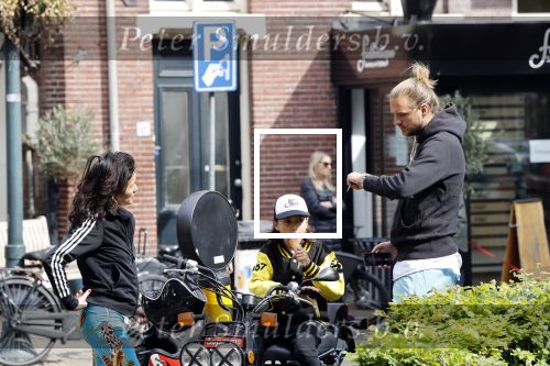 Amsterdam 18 mei 2020
Birgit Schuurman met zoontje op de motor. Ze gaan samen met haar vriend een ijsje eten
