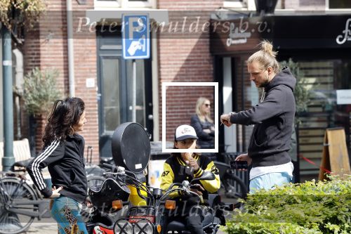 Amsterdam 18 mei 2020
Birgit Schuurman met zoontje op de motor. Ze gaan samen met haar vriend een ijsje eten