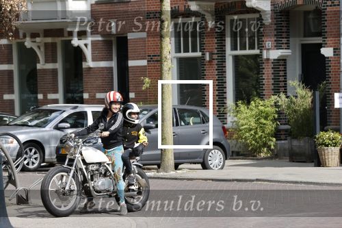 Amsterdam 18 mei 2020
Birgit Schuurman met zoontje op de motor. Ze gaan samen met haar vriend een ijsje eten