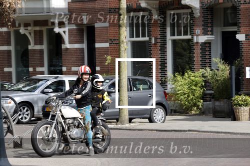 Amsterdam 18 mei 2020
Birgit Schuurman met zoontje op de motor. Ze gaan samen met haar vriend een ijsje eten