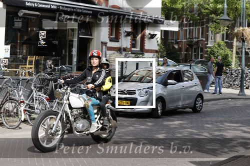 Amsterdam 18 mei 2020
Birgit Schuurman met zoontje op de motor. Ze gaan samen met haar vriend een ijsje eten
