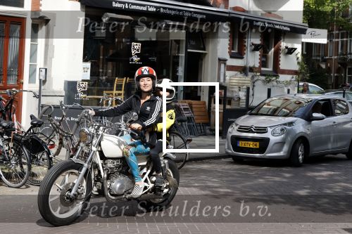 Amsterdam 18 mei 2020
Birgit Schuurman met zoontje op de motor. Ze gaan samen met haar vriend een ijsje eten