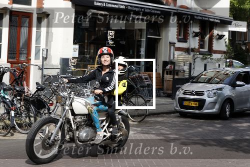 Amsterdam 18 mei 2020
Birgit Schuurman met zoontje op de motor. Ze gaan samen met haar vriend een ijsje eten