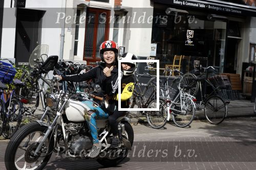 Amsterdam 18 mei 2020
Birgit Schuurman met zoontje op de motor. Ze gaan samen met haar vriend een ijsje eten
