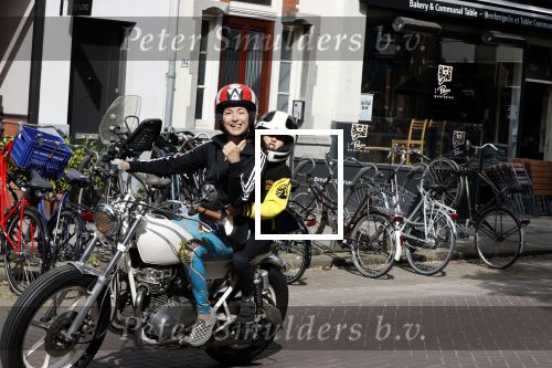 Amsterdam 18 mei 2020
Birgit Schuurman met zoontje op de motor. Ze gaan samen met haar vriend een ijsje eten