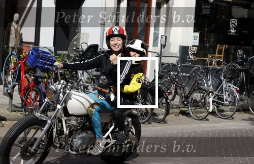 Amsterdam 18 mei 2020
Birgit Schuurman met zoontje op de motor. Ze gaan samen met haar vriend een ijsje eten