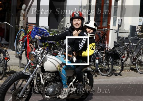 Amsterdam 18 mei 2020
Birgit Schuurman met zoontje op de motor. Ze gaan samen met haar vriend een ijsje eten