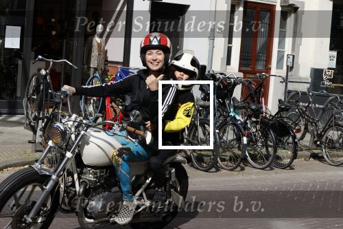 Amsterdam 18 mei 2020
Birgit Schuurman met zoontje op de motor. Ze gaan samen met haar vriend een ijsje eten