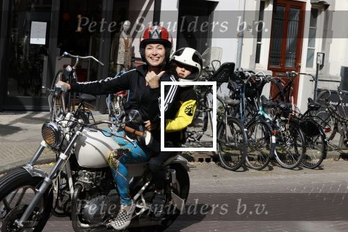 Amsterdam 18 mei 2020
Birgit Schuurman met zoontje op de motor. Ze gaan samen met haar vriend een ijsje eten