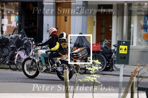 Amsterdam 18 mei 2020
Birgit Schuurman met zoontje op de motor. Ze gaan samen met haar vriend een ijsje eten