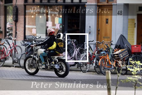 Amsterdam 18 mei 2020
Birgit Schuurman met zoontje op de motor. Ze gaan samen met haar vriend een ijsje eten