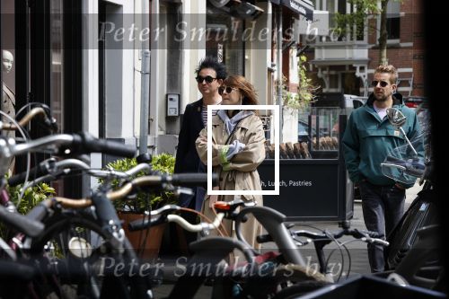 Amsterdam 15 mei 2020
Carice v Houten aan de wandel met Rop Verheijen en Alex Klaassen