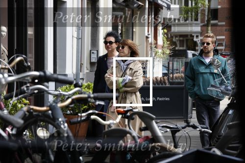 Amsterdam 15 mei 2020
Carice v Houten aan de wandel met Rop Verheijen en Alex Klaassen