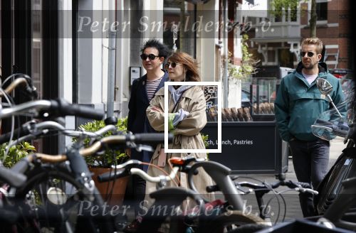 Amsterdam 15 mei 2020
Carice v Houten aan de wandel met Rop Verheijen en Alex Klaassen