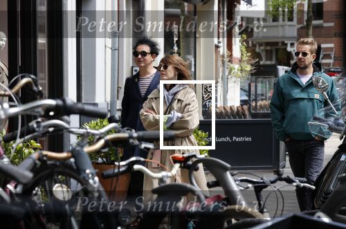 Amsterdam 15 mei 2020
Carice v Houten aan de wandel met Rop Verheijen en Alex Klaassen
