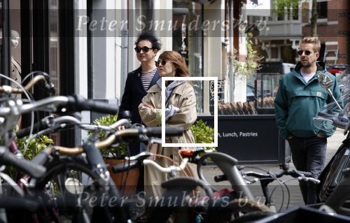 Amsterdam 15 mei 2020
Carice v Houten aan de wandel met Rop Verheijen en Alex Klaassen