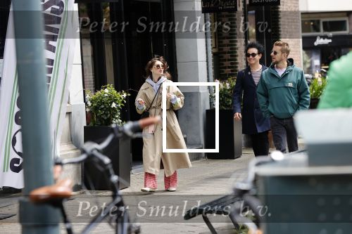 Amsterdam 15 mei 2020
Carice v Houten aan de wandel met Rop Verheijen en Alex Klaassen
