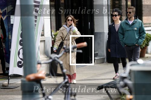 Amsterdam 15 mei 2020
Carice v Houten aan de wandel met Rop Verheijen en Alex Klaassen