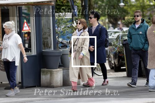 Amsterdam 15 mei 2020
Carice v Houten aan de wandel met Rop Verheijen en Alex Klaassen