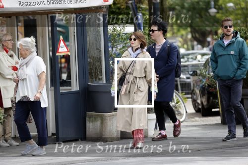 Amsterdam 15 mei 2020
Carice v Houten aan de wandel met Rop Verheijen en Alex Klaassen