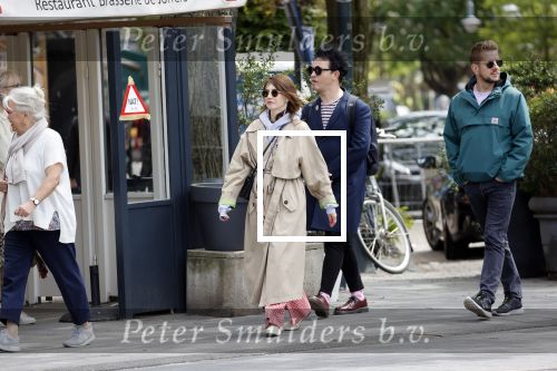 Amsterdam 15 mei 2020
Carice v Houten aan de wandel met Rop Verheijen en Alex Klaassen